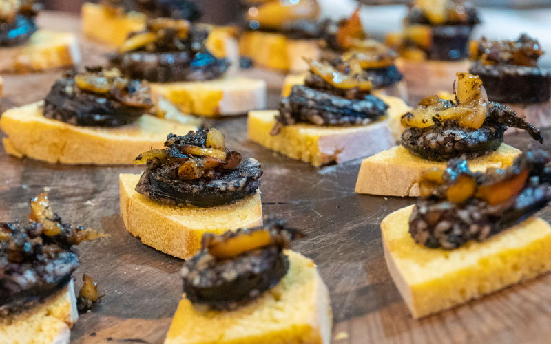 Torricado de Broa com Morcela de Arroz de Leiria e Maçã