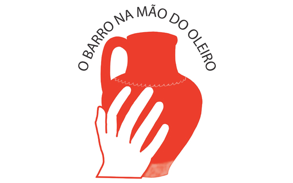 O barro na mão do Oleiro Olaria da bajouca